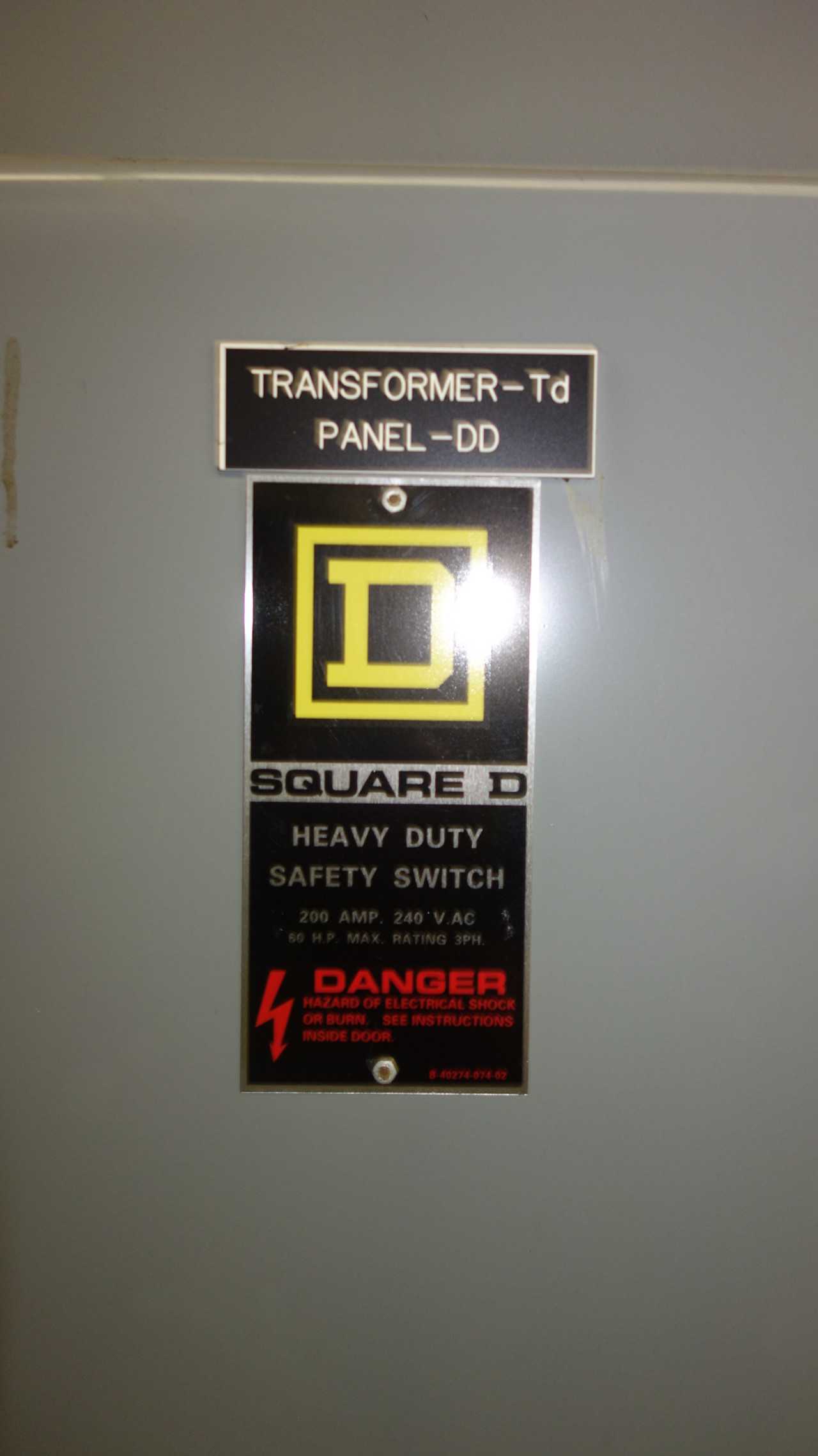 LOT OF 2 SQUARE D 200A 240V-AC DISCONNECT SWITCHES - DISCONNECT SWITCHES