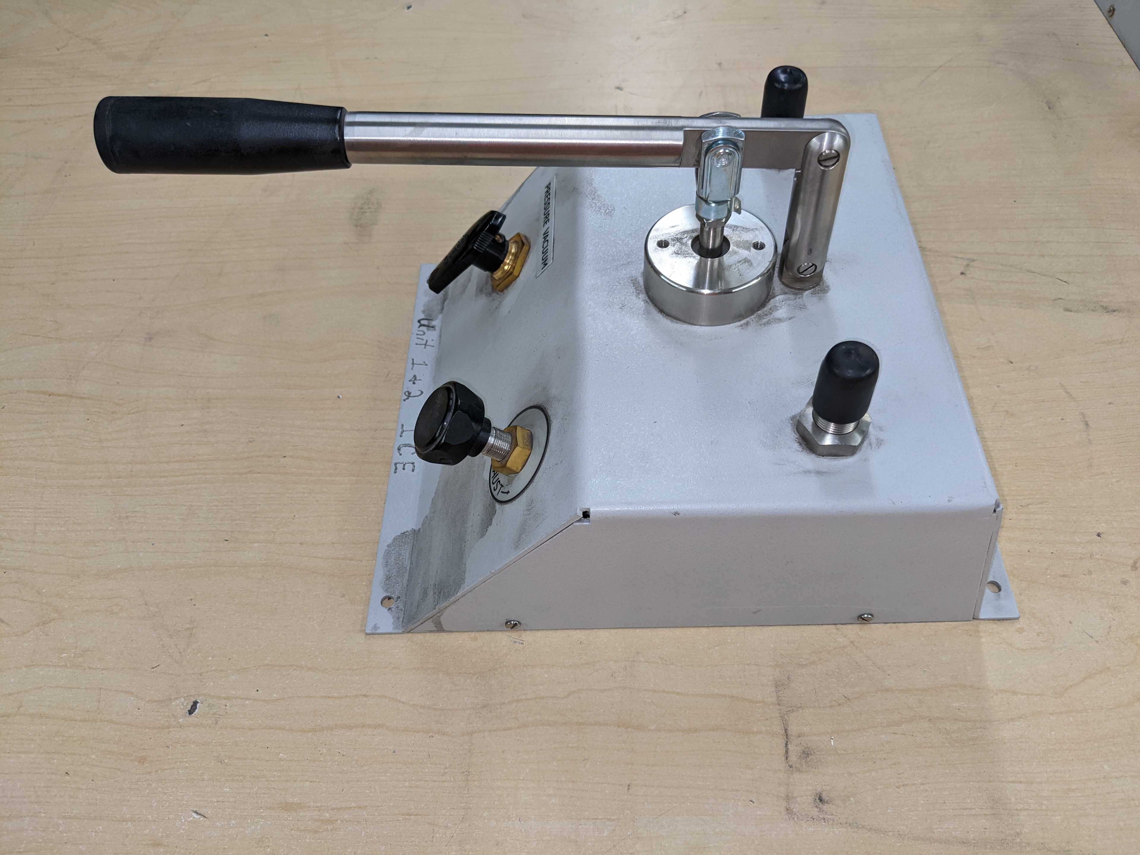 LOT OF TWO PNEUMATIC TEST PUMP VACUUM - VACUUM PUMP