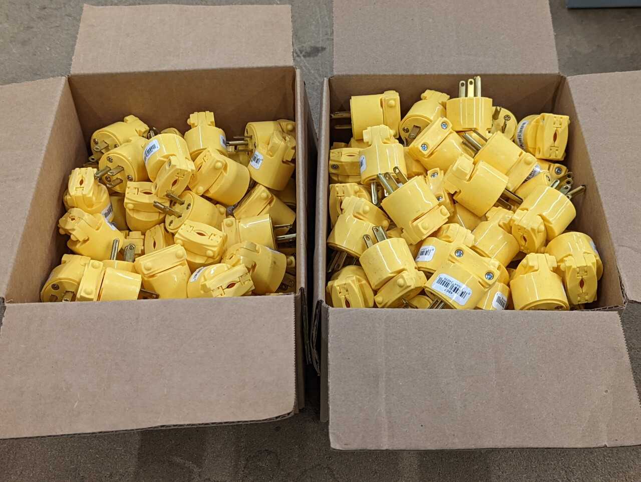 [Eaton - 150QTY] "4867" 15A Yellow Straight-Blade Plugs - CIRCUIT BREAKERS