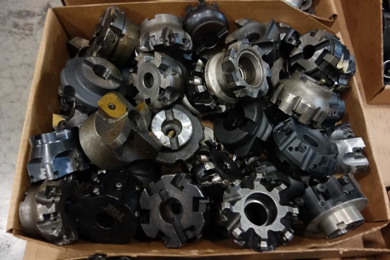 LOT OF ASSORTED SURFACE MILLS AND CUTTERS - KENNAMETAL - MACHINING ACCESSORIES & TOOLING