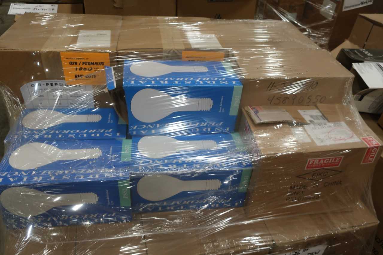 5 PALLETS OF ASSORTED LIGHTING AND LIGHT BULBS - LIGHTING