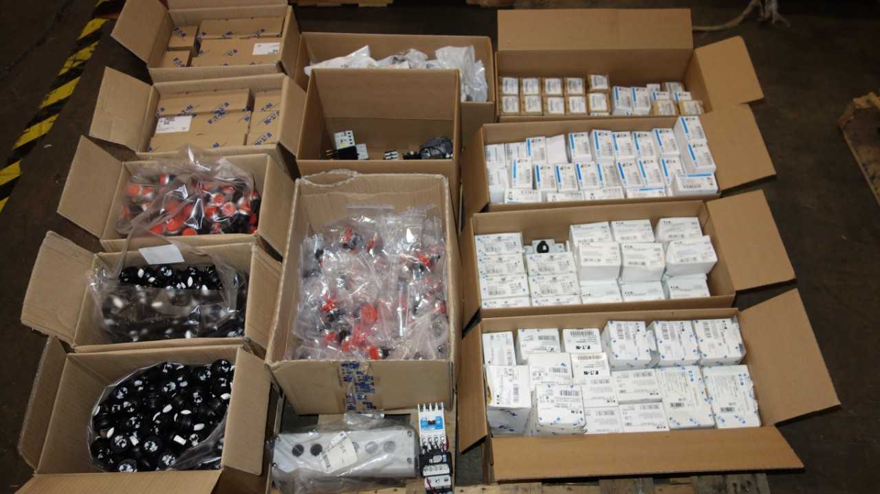 1 PALLET OF ASSORTED EATON ELECTRIC PARTS, PUSHBUTTONS - ELECTRIC MOTORS