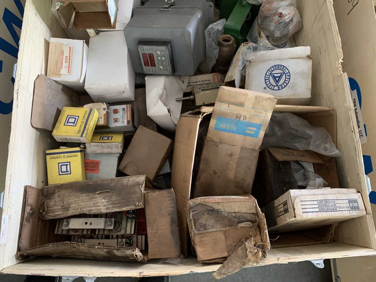 CRATE OF ELECTRICAL AUTOMATION EQUIPMENT PARTS SQUARE D ETC. - ELECTRICAL COMPONENTS