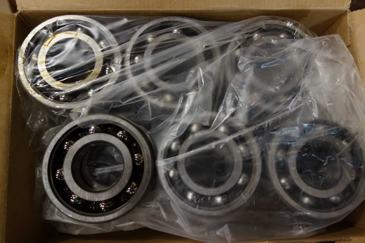 LOT OF 8 BOXES OF SKF ROLLER BEARINGS - BEARINGS