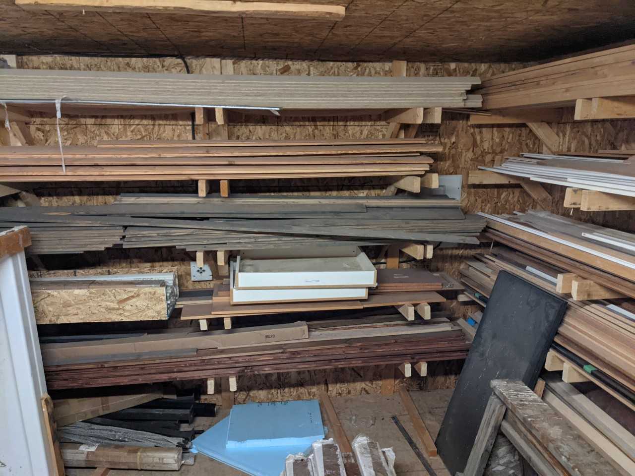 Lot of miscellaneous building material - MISCELLANEOUS