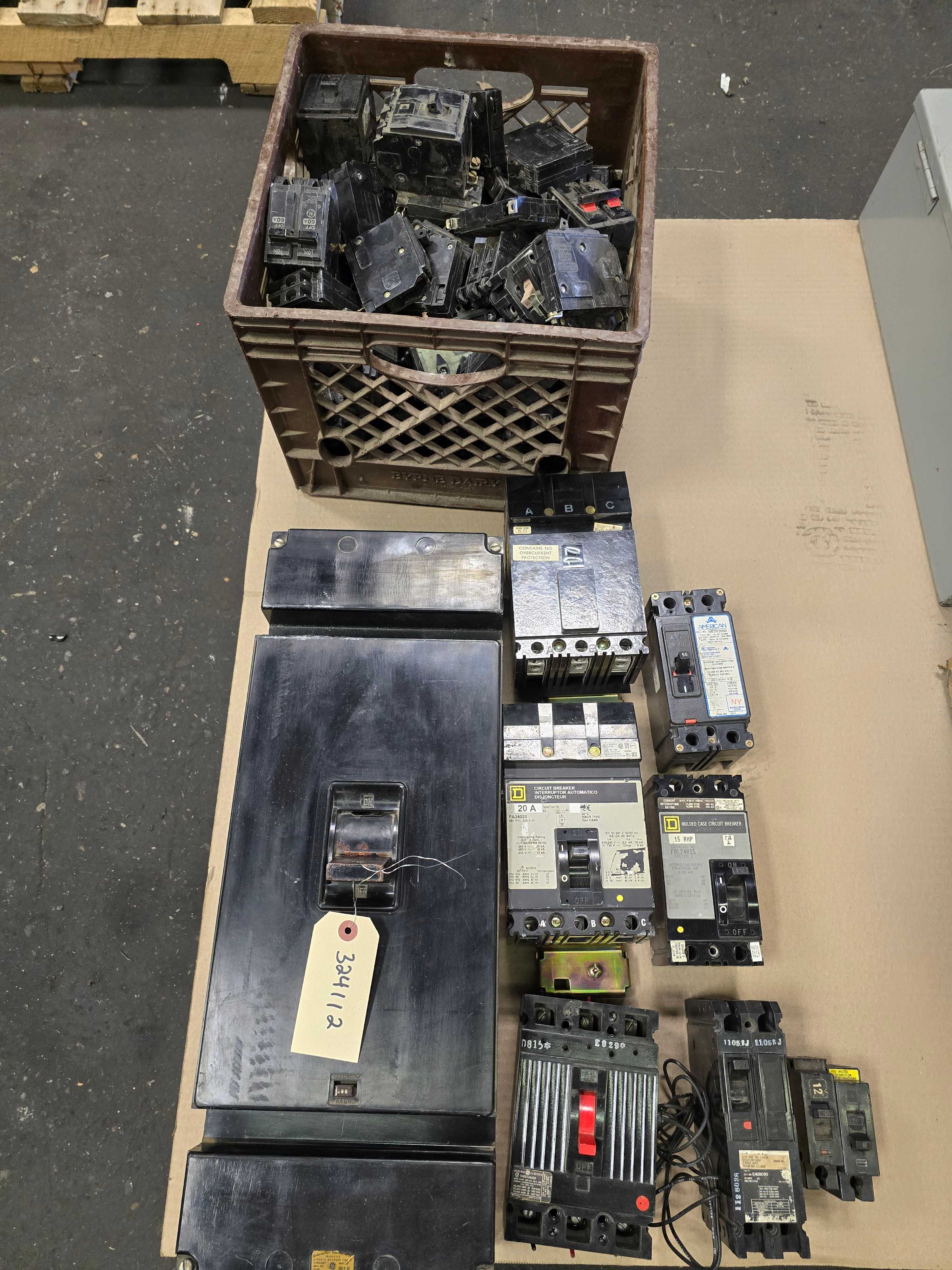 LOT OF ASSORTED CIRCUIT BREAKERS - CIRCUIT BREAKERS