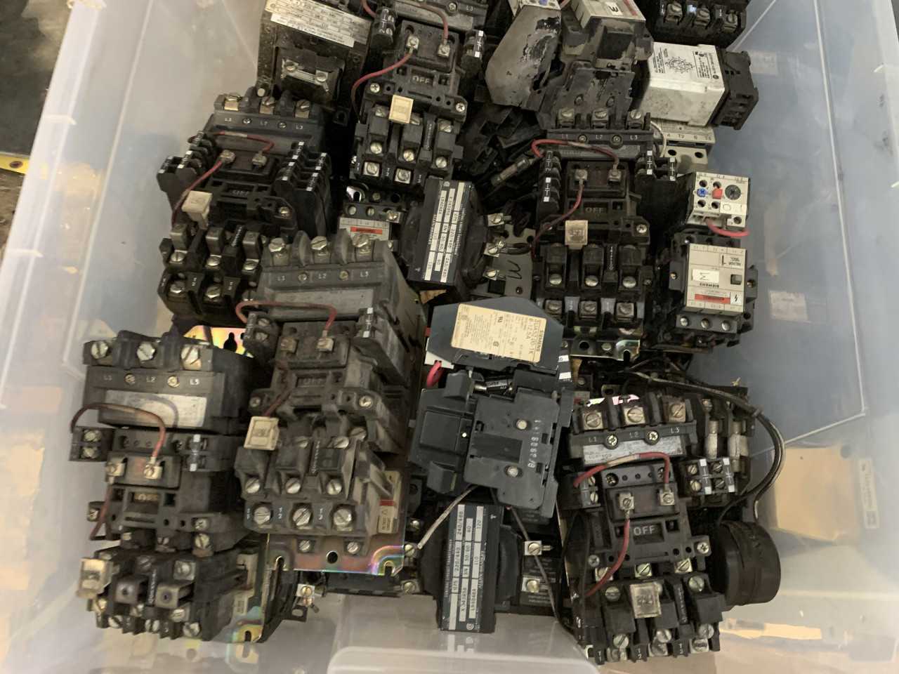 LOT OF USED ALLEN-BRADLEY AND SIEMENS MOTOR STARTERS - MOTOR STARTERS