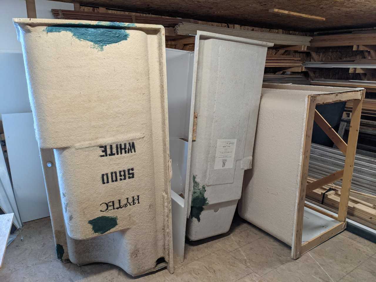 Lot of 3 Showers - MISCELLANEOUS Lot of 3 Showers - MISCELLANEOUS