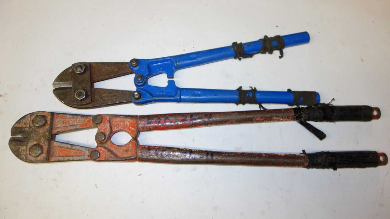 LOT OF 4 ASSORTED BOLT CUTTERS - HAND TOOLS