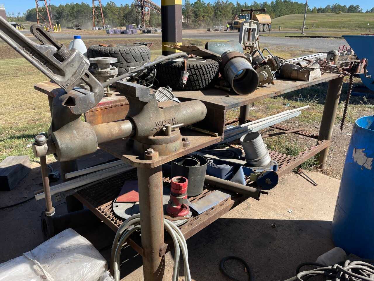 Steel table with 3 vice - MISCELLANEOUS