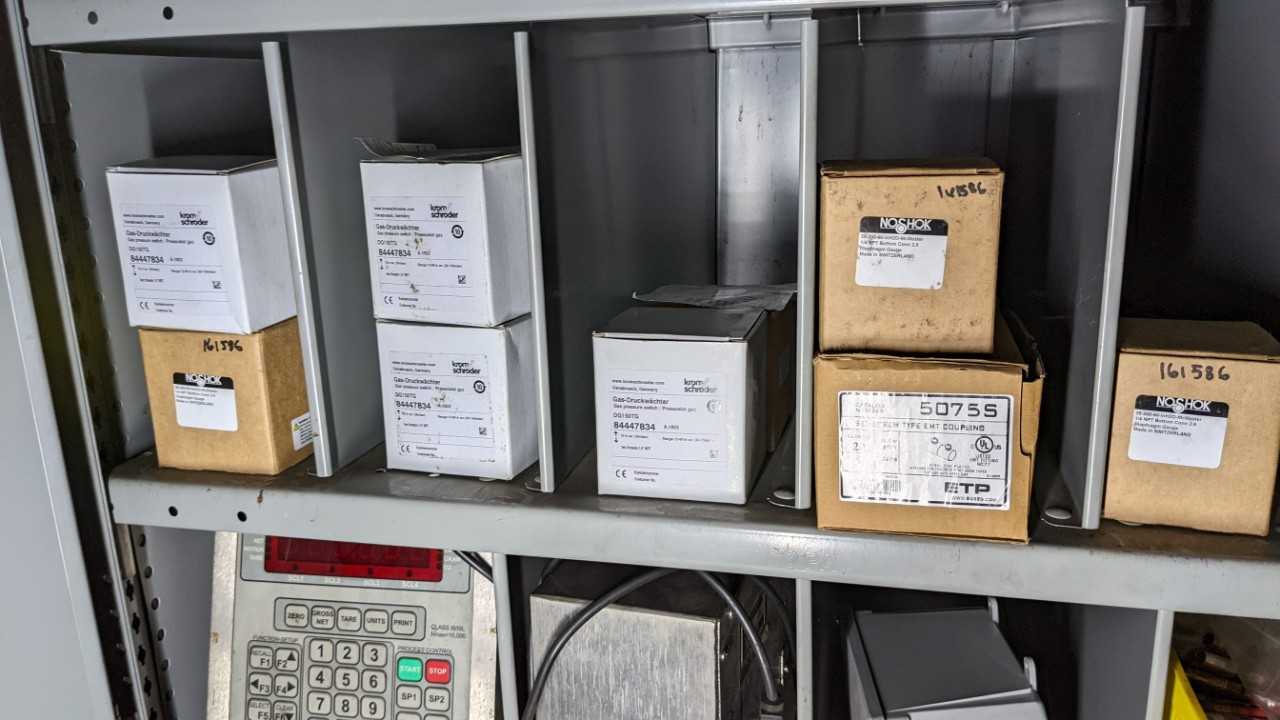 Lot of storage cabinet with contents - VACUUM PUMP