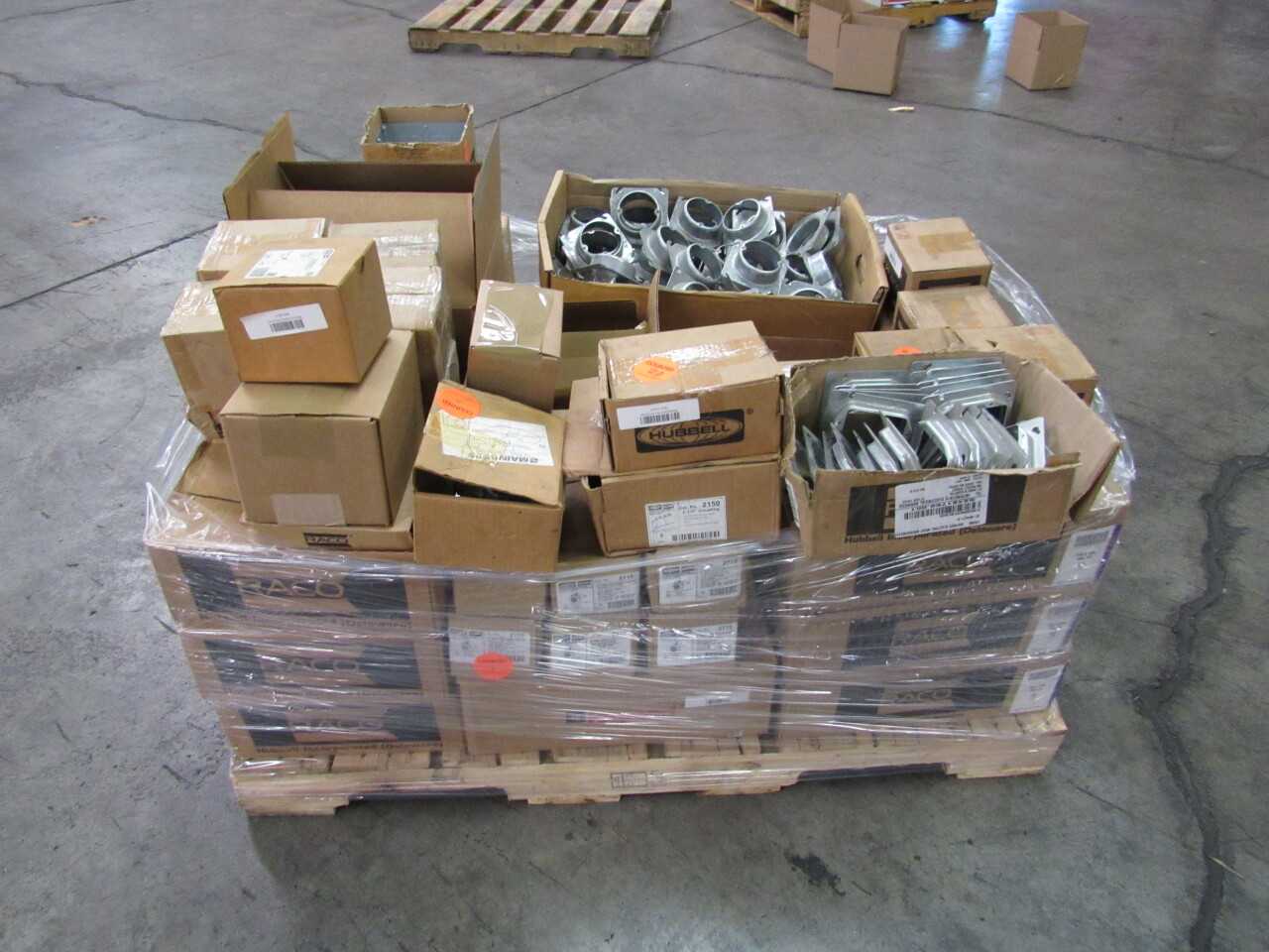 Pallet of 1243x Assorted Raco Electrical Conduit/Fittings, Fuses & Cable/Wire/Cord/Outlets - ELECTRICAL COMPONENTS