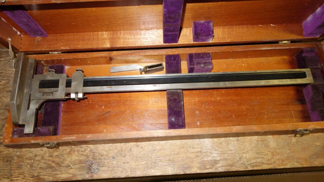 LOT OF 2 ASSORTED MANUAL MEASUREMENT CALIPERS, 26-1/2IN & 19IN, BROWN & SHARPE - ELECTRIC POWER TOOLS