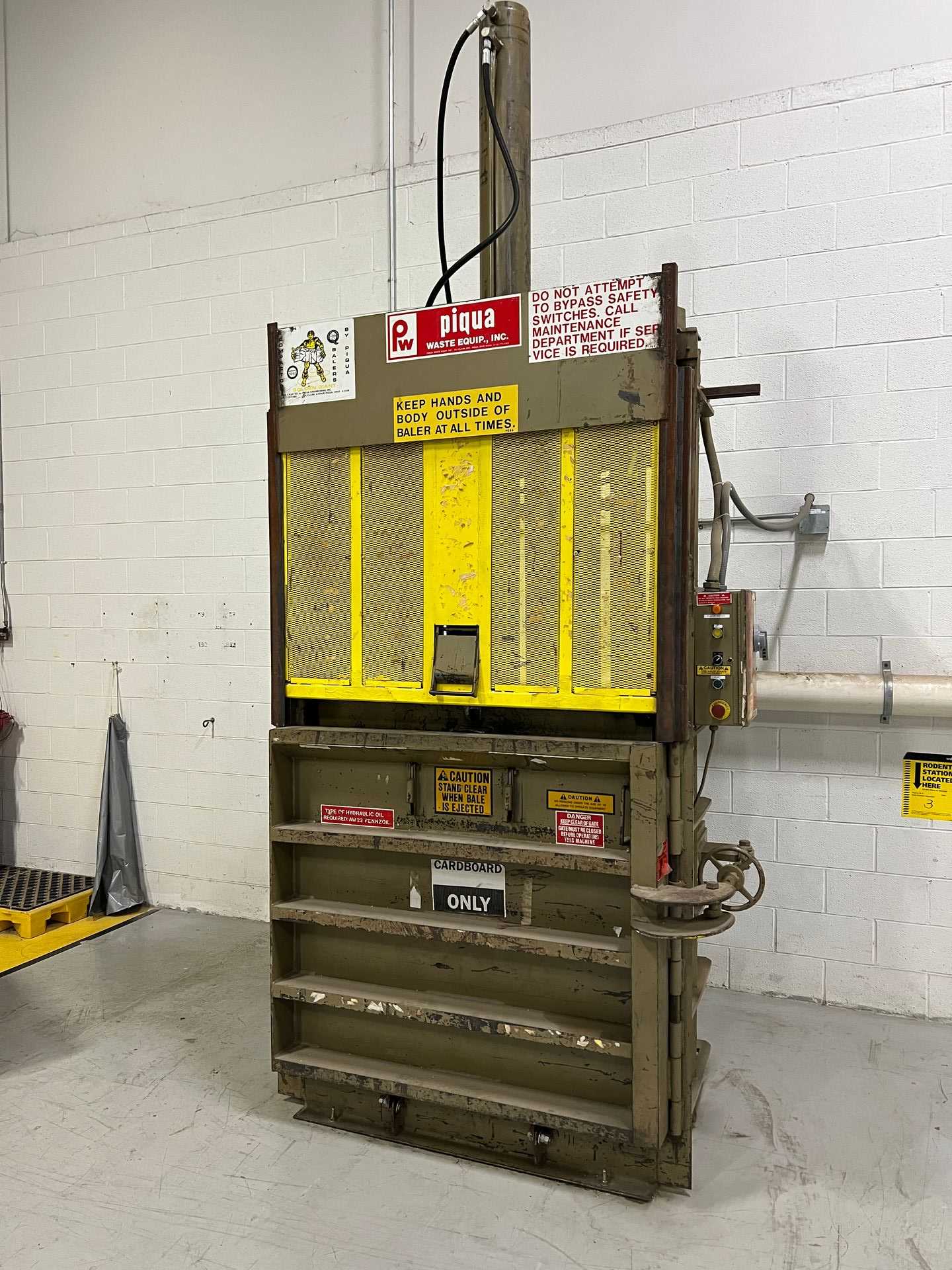 PIQUA VERTICAL CARDBOARD BALER - MATERIAL HANDLING PIQUA VERTICAL CARDBOARD BALER - MATERIAL HANDLING