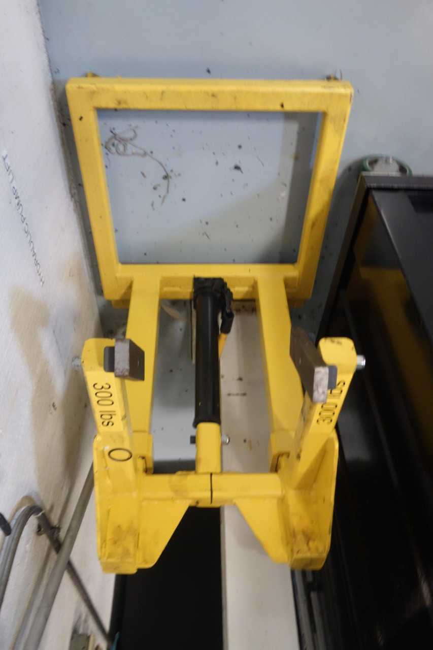 Omegalift 44915 Hydraulic clamping dolly, 300lb capacity - ROLLING CARTS