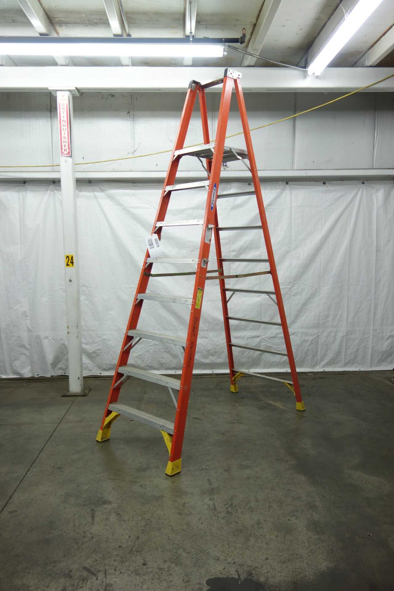 WERNER P6208 FIBERGLASS PLATFORM LADDER, 8 FEET - MATERIAL HANDLING