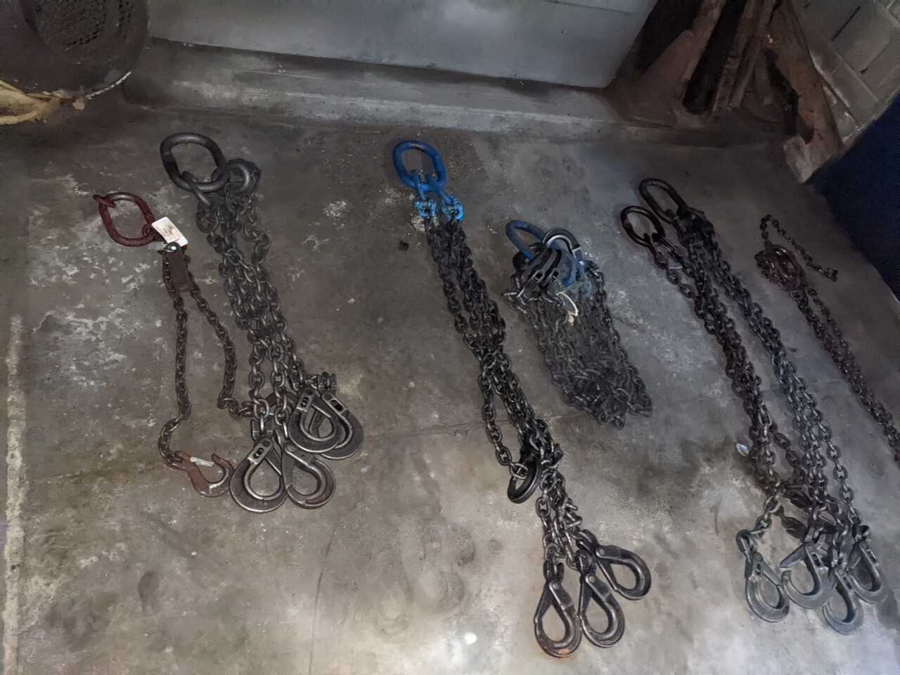 LOT OF ASSORTED RIGGING EQUIPMENT, CHAINS, HOOKS, SLINGS - LIFTING EQUIPMENT