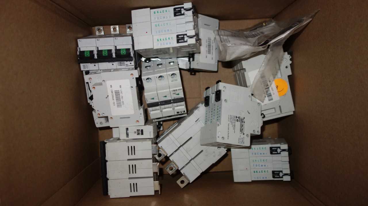 1 BOX OF ASSORTED COOPER BUSSMANNN CIRCUIT BREAKERS - CIRCUIT BREAKERS