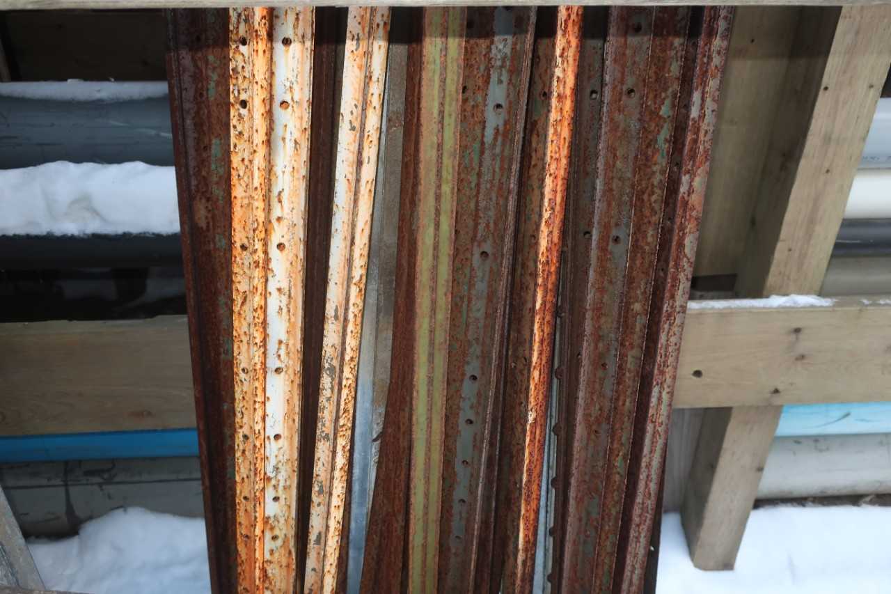LOT OF ASSORTED STEEL U-CHANNEL SIGN POSTS - LIFTING EQUIPMENT