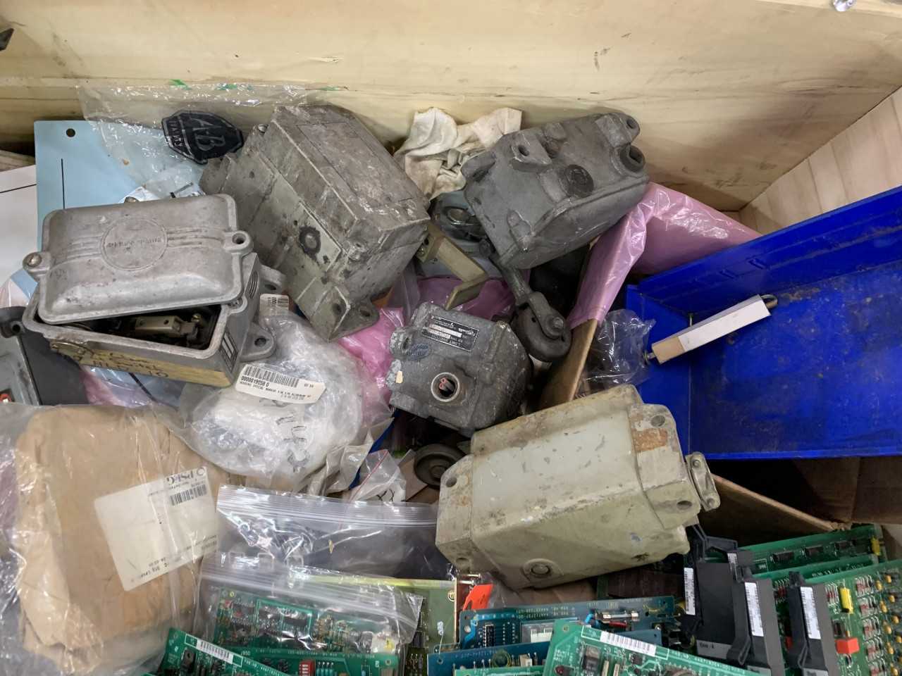 CRATE OF MISC ELECTRICAL AUTOMATION EQUIPMENT CIRCUIT BOARDS ALLEN BRADLEY DRIVE - MISCELLANEOUS