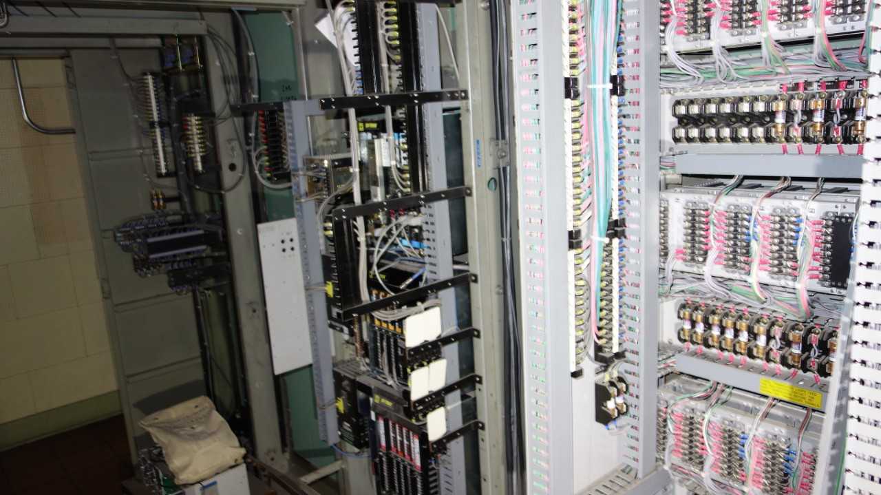CONTROL CABINET ASSEMBLY W/ SQUARE D 8030 SY/MAX PROGRAMMABLE CONTROLLER MODULE RACK (DELAYED REMOVAL) - AUTOMATION & CONTROLS