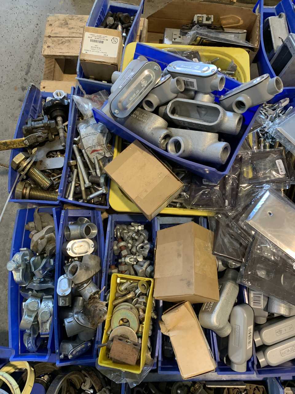 PALLET OF VARIOUS FITTINGS, BOLTS AND CONDUIT - CONDUIT FITTING