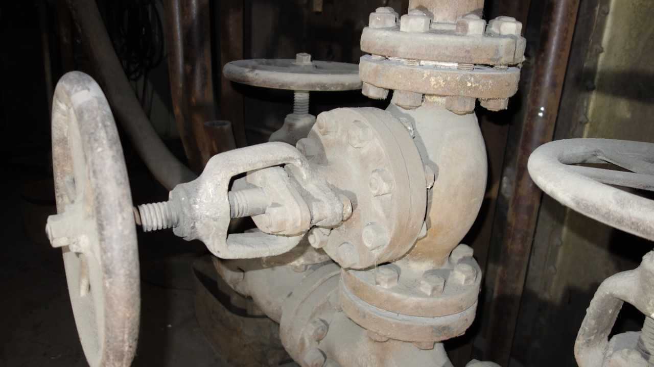 LOT OF 18 ASSORTED CRANE STEEL VALVE, 4 IN GATE VALVE, 4 IN CHECK VALVE, 6 IN GATE VALVE - VALVES