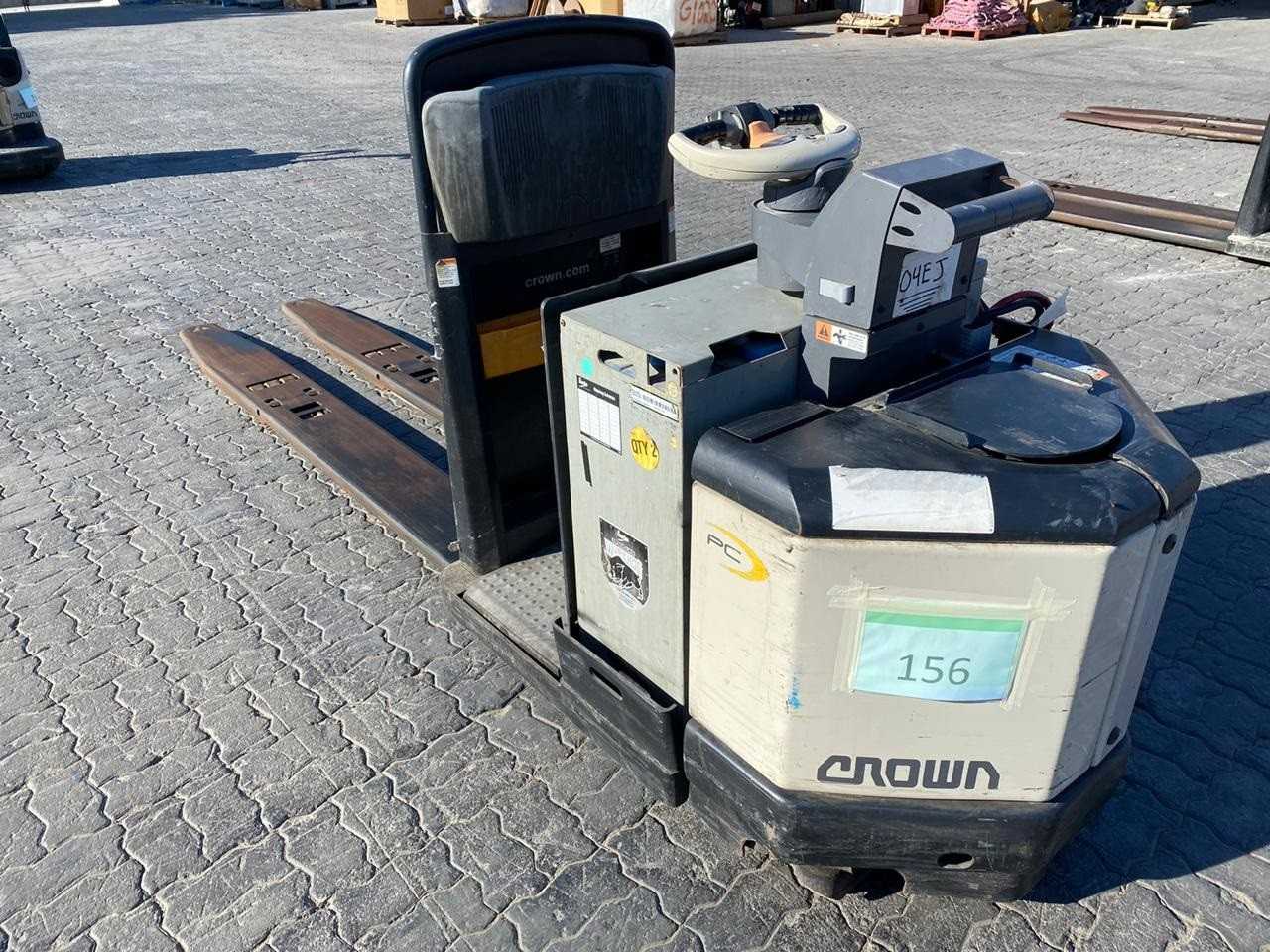 1 CROWN ELECTRIC FORK LIFT - FORKLIFTS