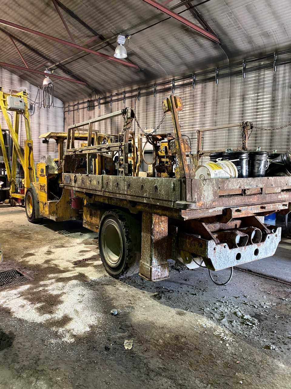 MacLean Mine Mate SL3 Scissor Truck -3850 Hours - HYDRO EXCAVATOR TRUCKS