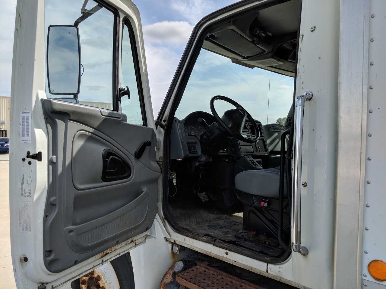 2005 Navistar International 4x2 DuraStar 7.63L 4300 DT466 Incomplete Truck - HYDRO EXCAVATOR TRUCKS