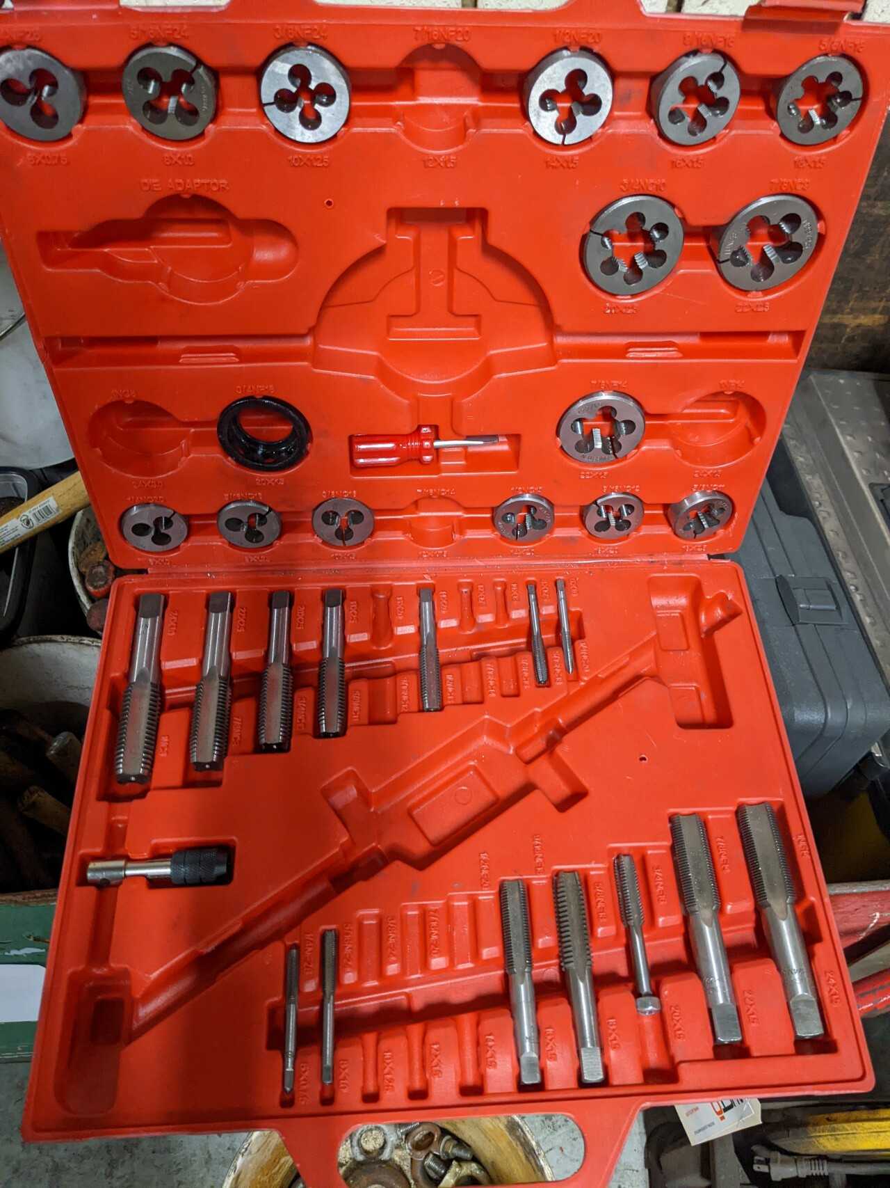 LOT OF ASSORTED HYDRAULIC RAMS & TAP AND DIE SETS - HAND TOOLS