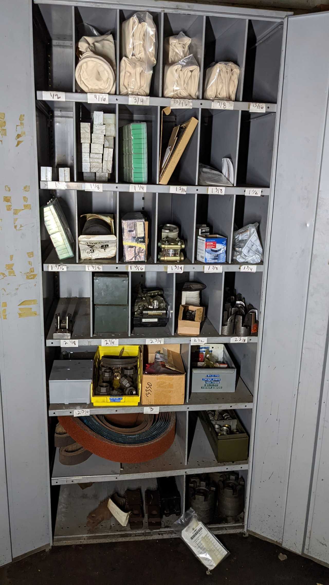 Lot of storage cabinet with contents - VACUUM PUMP