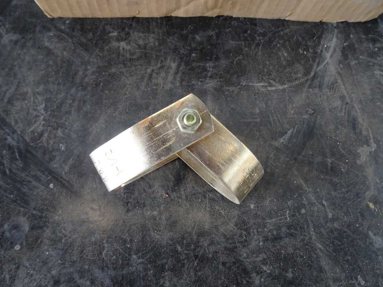 Approx 50 1 1/2in copper pipe hangers - WIRE MANUFACTURING
