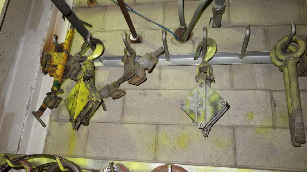 ASSORTED LOT OF WIRE SLINGS WITH SAFETY HOOKS AND TROLLEYS - HAND TOOLS