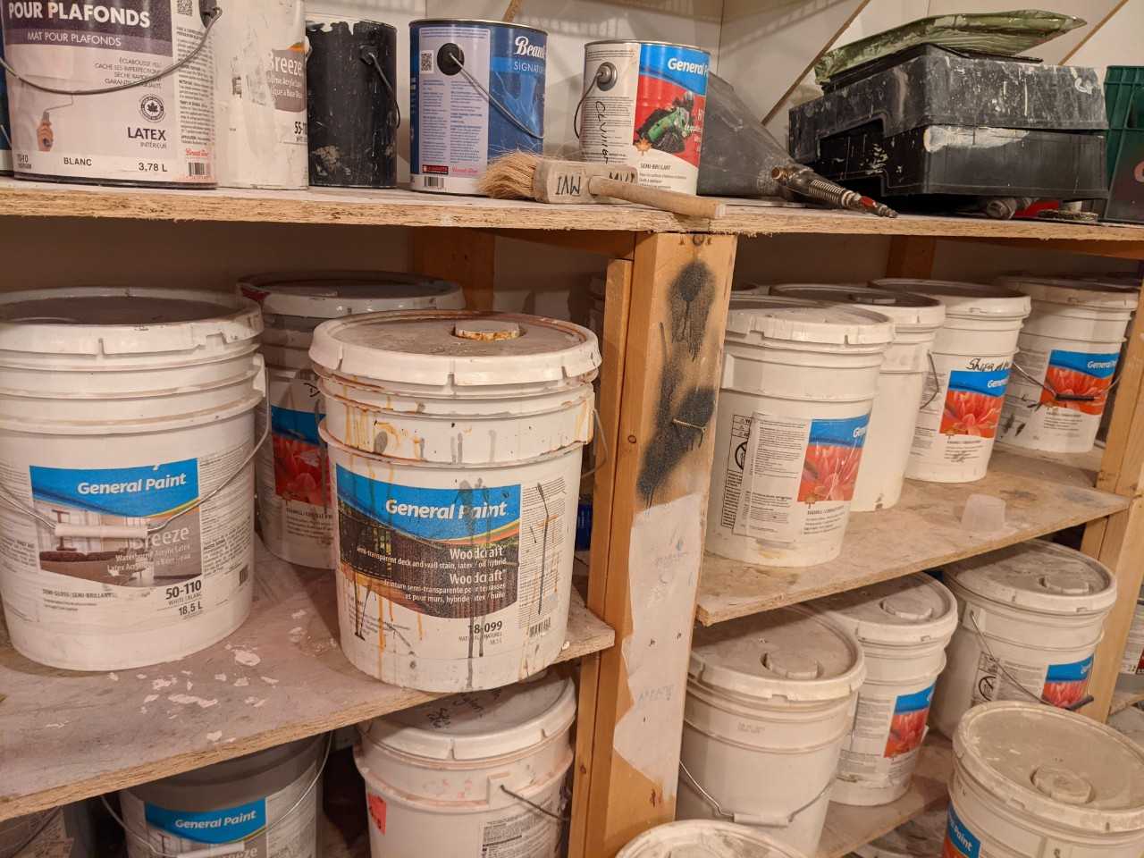 Lot of paint totes - MISCELLANEOUS
