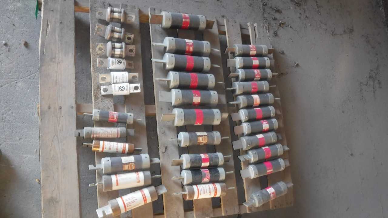Lot of Assorted Fuses Up to 300 Amp - FUSES