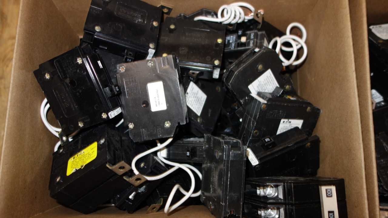 1 BOX OF ASSORTED EATON MINIATURE CIRCUIT BREAKERS, QUICKLAG, BR, CH - CIRCUIT BREAKERS