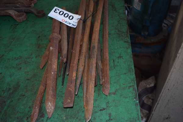 LOT OF ASSORTED LARGE CHISELS AND PUNCHES - MISCELLANEOUS
