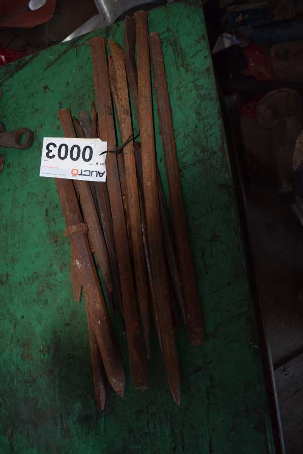 LOT OF ASSORTED LARGE CHISELS AND PUNCHES - MISCELLANEOUS