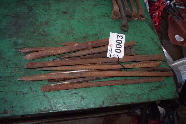 LOT OF ASSORTED LARGE CHISELS AND PUNCHES - MISCELLANEOUS
