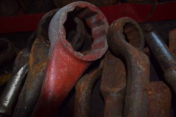 LOT OF LARGE STRIKING WRENCHES - MISCELLANEOUS