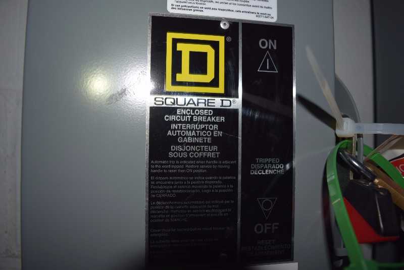 LOT OF 5 SQUARE D DISCONNECT SWITCHES 4 X CIRCUIT BREAKER 50A/15A/15A/15A 1X FUSIBLE DISCONNECT - MISCELLANEOUS