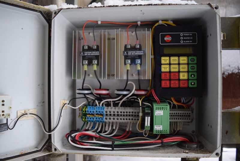 LOT OF 2 THERMON HEAT TRACING CONTROL AND MONITORING UNIT TC-202A - MISCELLANEOUS