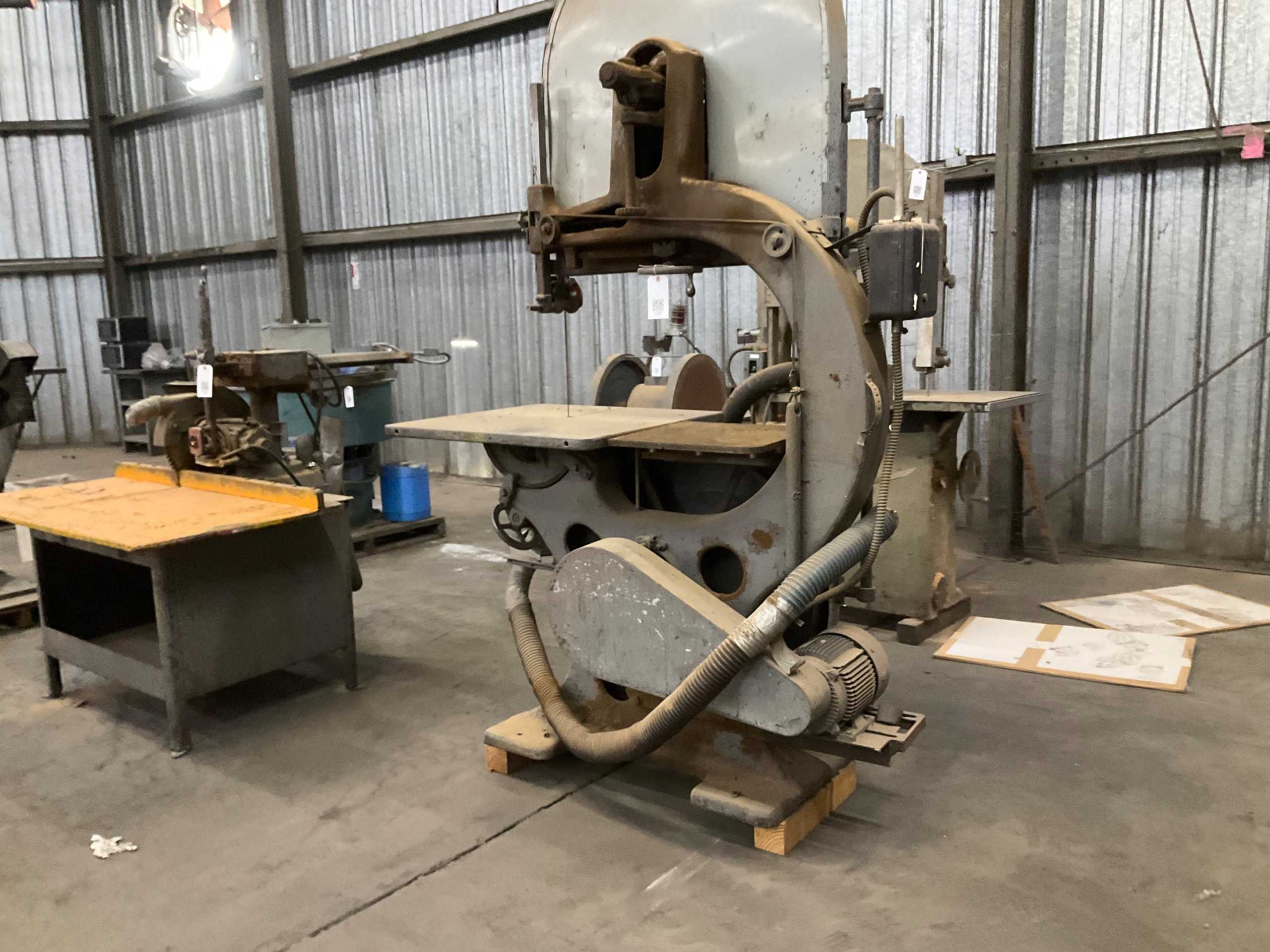 VERTICAL BAND SAW