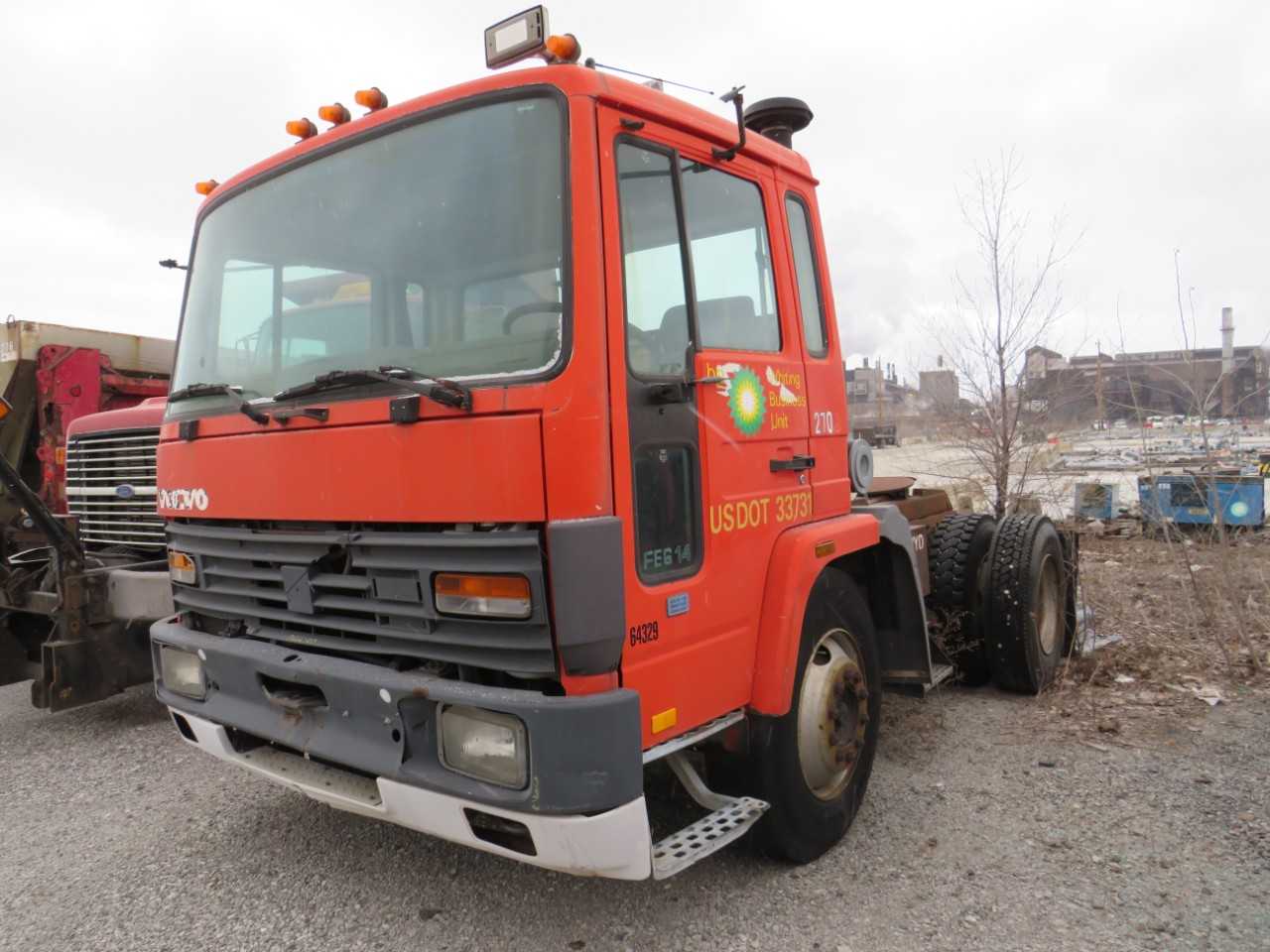 1990 SINGLE AXLE VOLVO FE 416T FIFTH WHEEL CAB OVER ENGINE DIESEL MANUAL TRANSMISSION 57052 MILES  VIN:  YB3U2CMA5LB456500 - OFF-ROAD TRUCKS