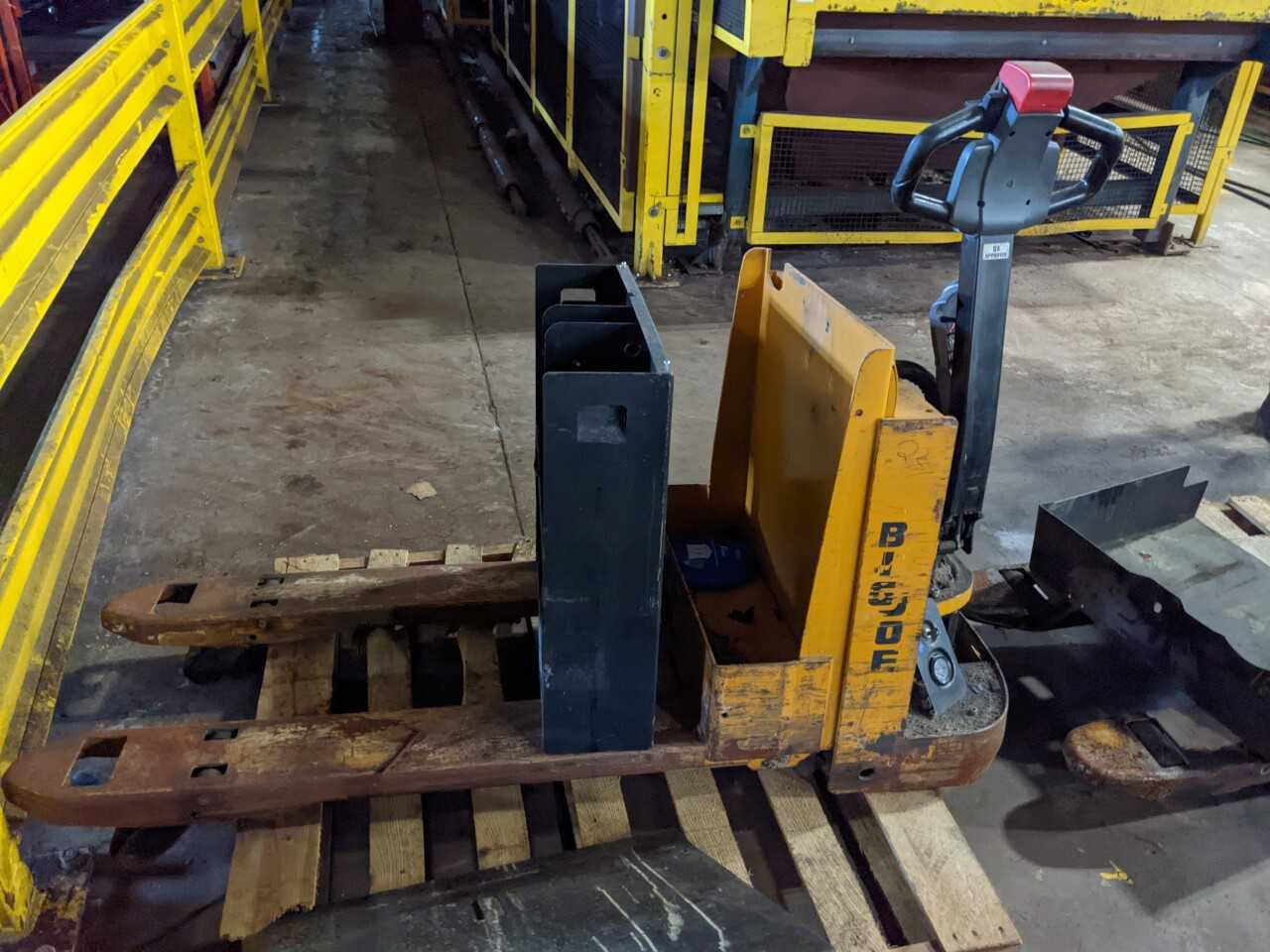 LOT OF 3 ASSORTED ELECTRIC PALLET JACK (NEED REPAIRS MISSING BATTERY) - MANUAL PALLET JACKS