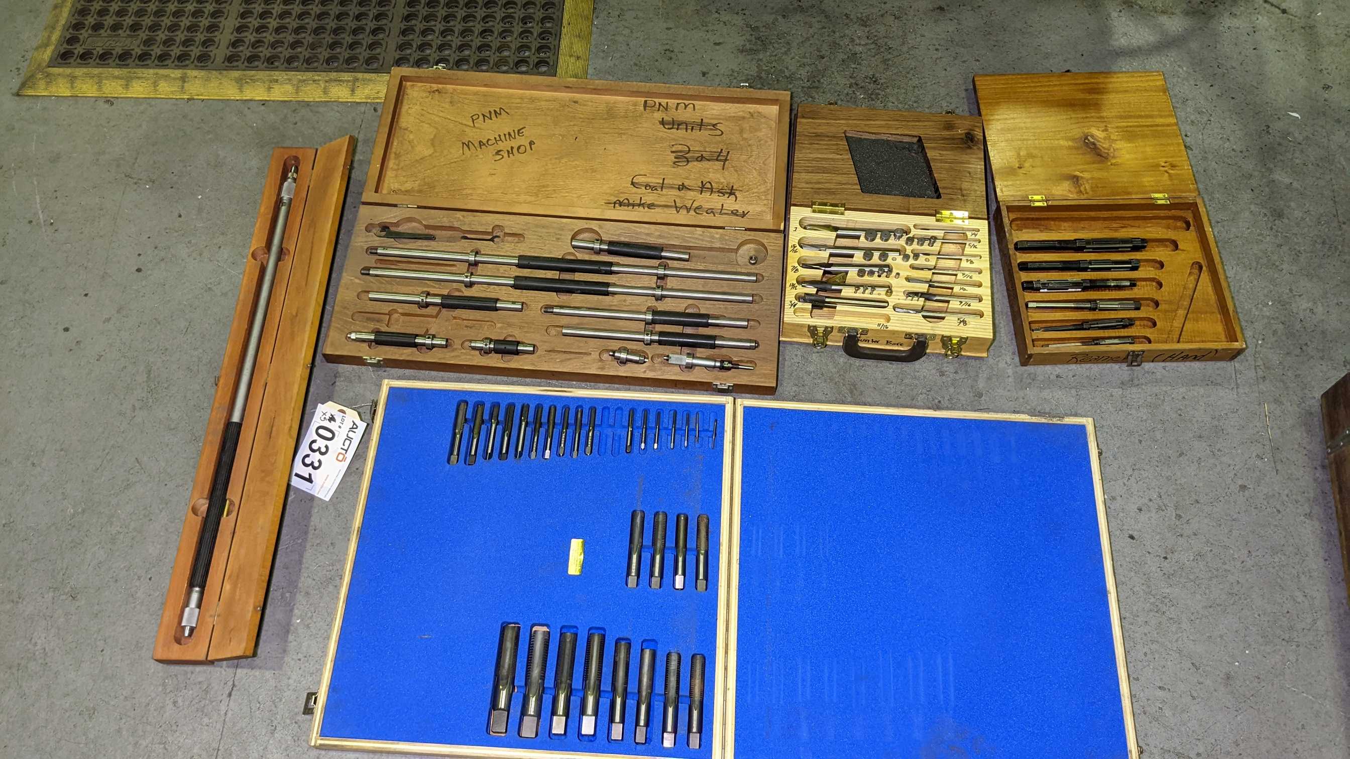 LOT OF BITS AND MICROMETER INDICATOR - MACHINING ACCESSORIES & TOOLING LOT OF BITS AND MICROMETER INDICATOR - MACHINING ACCESSORIES & TOOLING