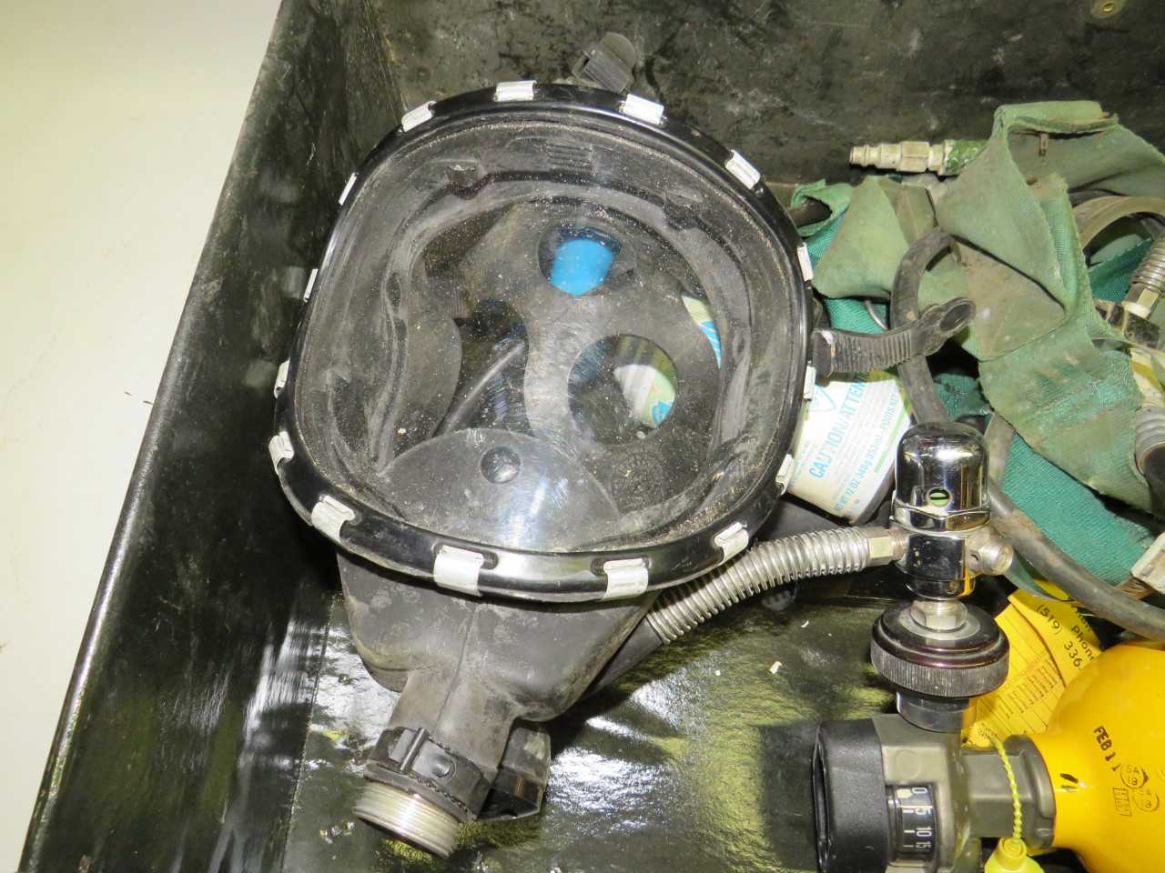 SCOTT OXYGEN RESPIRATION KIT - SCOTTORAMIC POSITIVE PRESSURE FULL-FACEPIECE ASSEMBLY 80500-33, SCOTT A2135 TANK - SAFETY EQUIPMENT