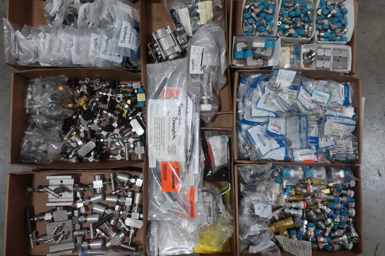 LOT OF ASSORTED SWAGELOK PARTS AND ACCESSORIES. - INDUSTRIAL PARTS