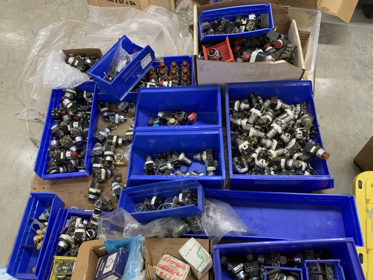 PALLET OF USED ALLEN-BRADLEY PUSH BUTTONS AND SELECTOR SWITCHES VARIOUS MODELS HUNDREDS OF BUTTONS!! - ELECTRICAL COMPONENTS